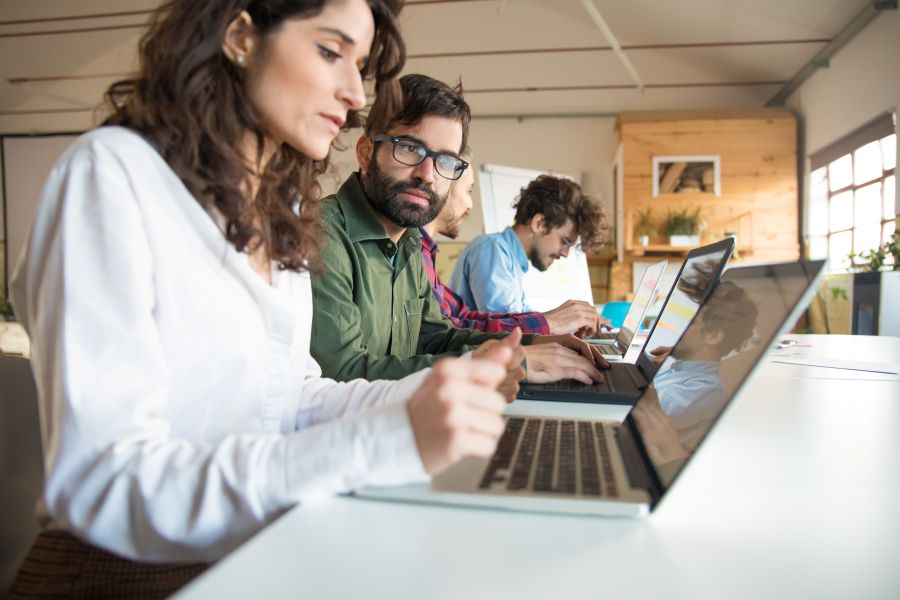 Equipo de desarrollo trabajando en una aplicación web desde una oficina