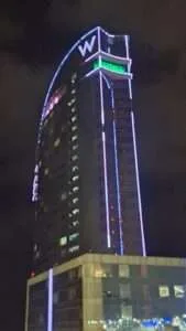 Hotel W Barcelona iluminado por la noche