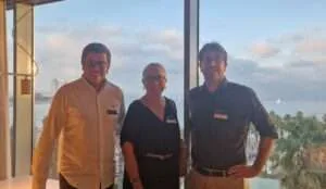 Tres asistentes a la ceremonia de certificación de ChooseMyCompany