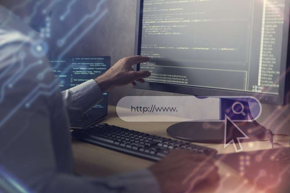 Una persona desarrolladora se acerca a un monitor con código, con una barra de direcciones de navegador y un cursor superpuestos