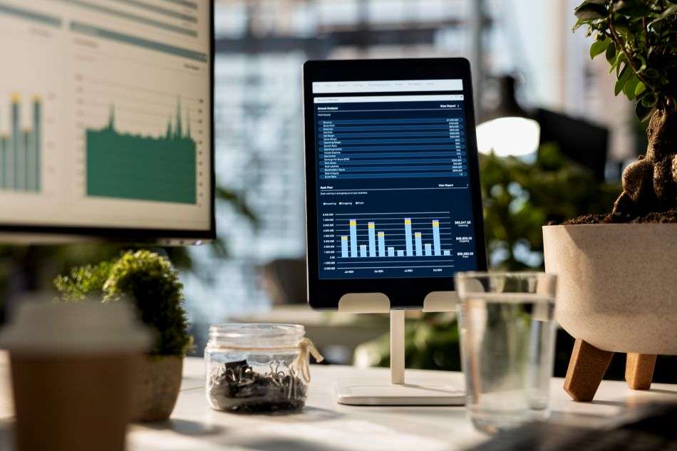 Software project budget dashboard showing analytics for fixed price and time and materials planning